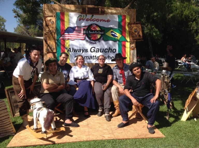 Integrantes do CTG Rancho Rio Grande em Perris, Califórnia