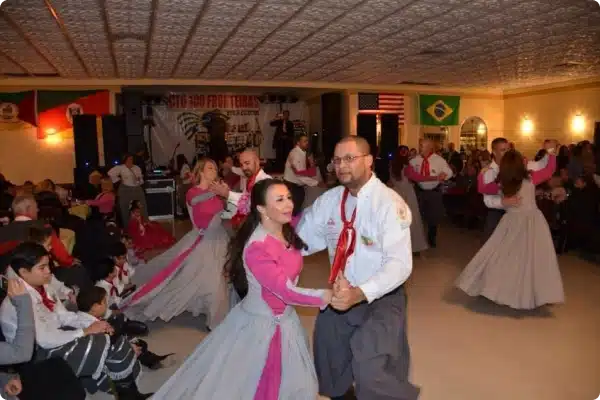 Integrantes de CTG reunidos em atividade cultural gaúcha na América do Norte