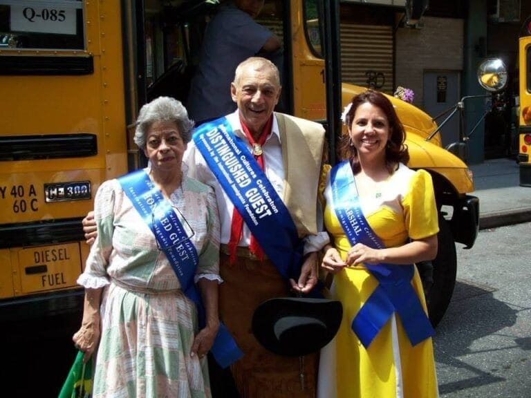 Nilza Lessa, Adelar Bertussi e Valéria Lessa no Desfile das Nações em Nova York