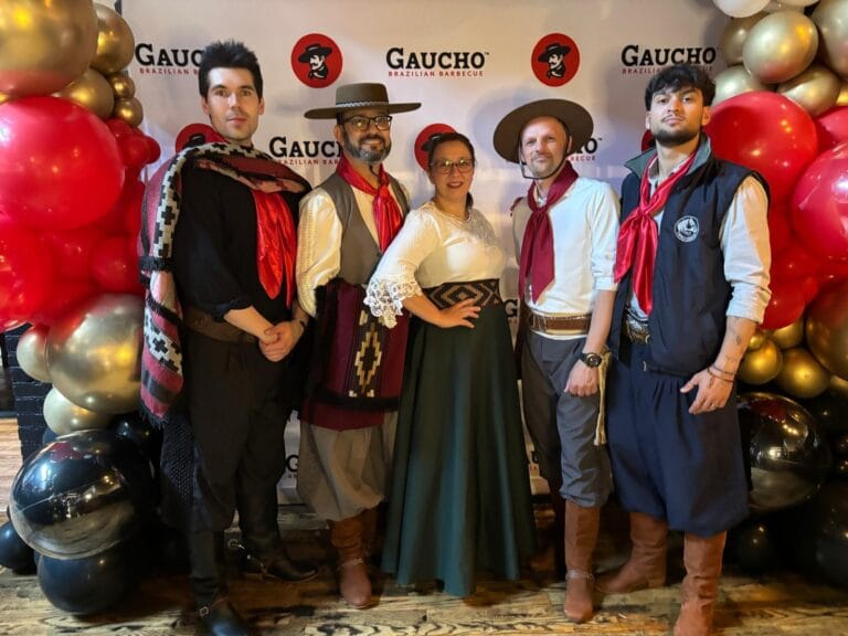Integrantes do CTG Gaúchos da Aurora em evento tradicionalista no Canadá.