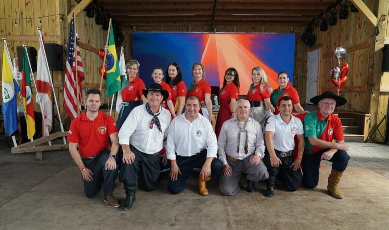 Integrantes do CTG Rincão do Imigrante em encontro tradicionalista na Flórida.