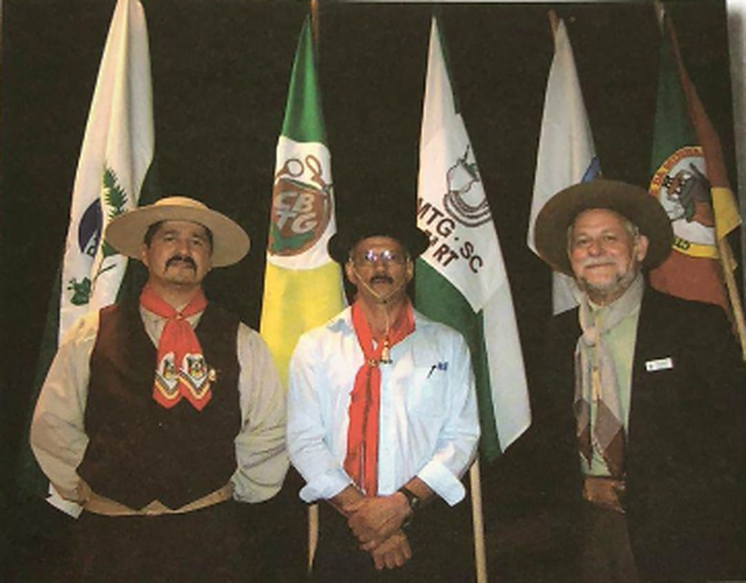 Lideranças tradicionalistas no dia da fundação da CNATGB em Massachusetts, em 2005.