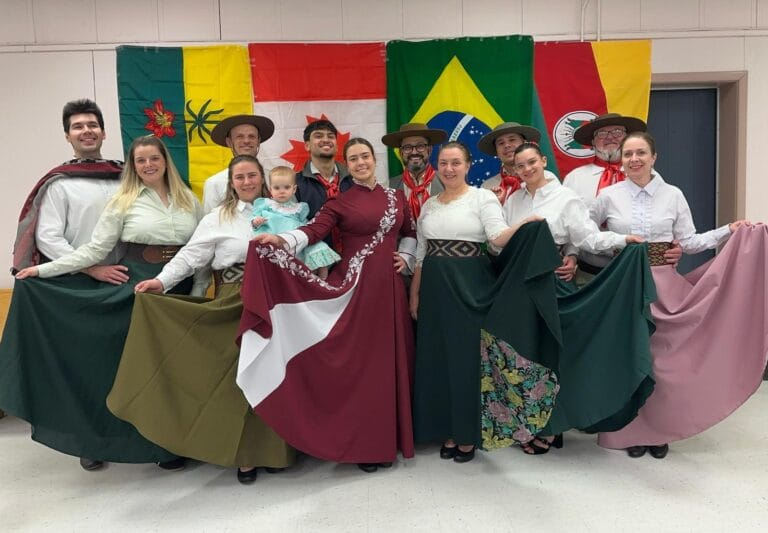 Integrantes do CTG Gaúchos da Aurora em Calgary, Canadá