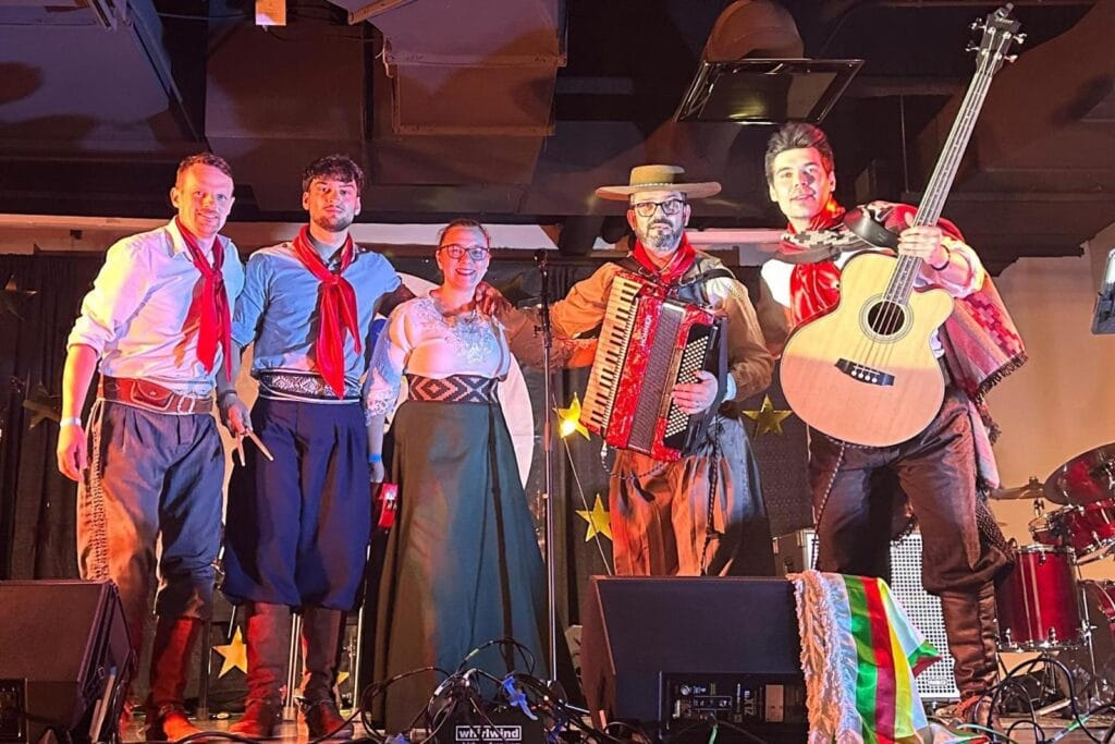 Grupo de música gaúcha em apresentação no Canadá