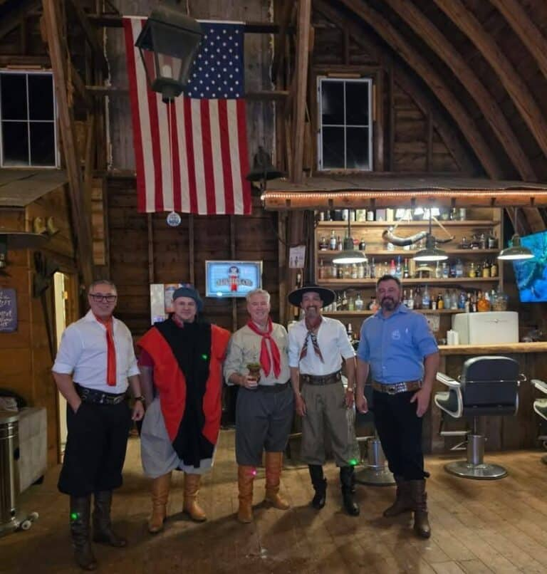 Grupo reunido no interior do U.S. Ranch, em New Hampshire.