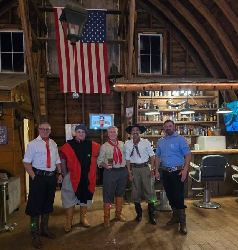 Grupo reunido no interior do U.S. Ranch, em New Hampshire.