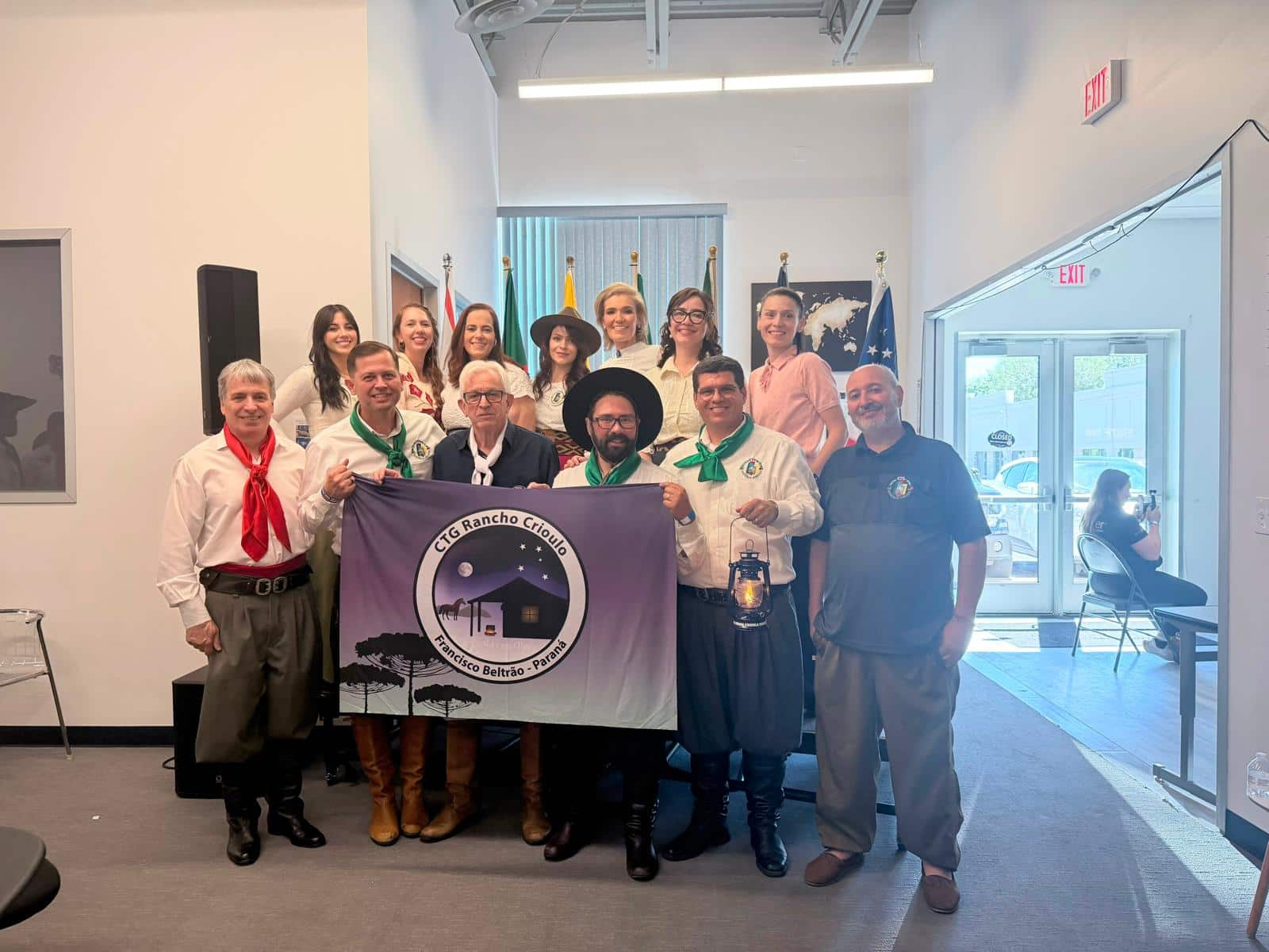 Grupo reunido no CTG Querência Pioneira, em Provo, Utah.