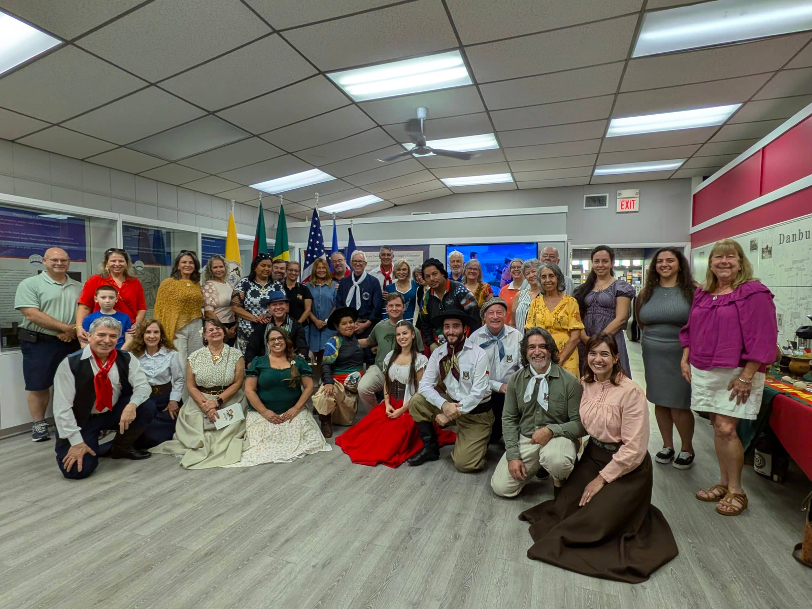 Participantes reunidos no museu em Danbury durante o Festival Gaúcho Norte-Americano, em 29 de agosto de 2026.